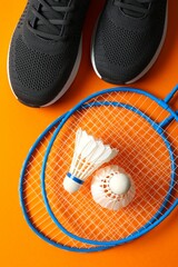 Badminton rackets and white badminton shuttlecocks on color background 