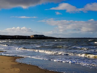 Fototapeta premium Gebäude auf Holzpfählen in der niederländischen Nordsee