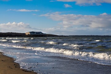 Gebäude auf Holzpfählen in der niederländischen Nordsee