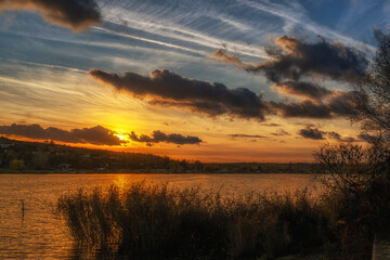 Fototapeta premium Wunderschöner Sonnenuntergang am Süßen See mit dramatischem Himmel