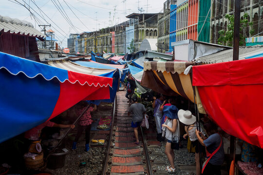 Maeklong Railway Market (Talad Rom Hoop)
