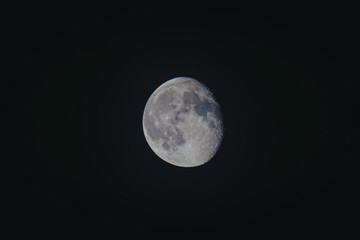Obraz premium Waxing gibbous moon in dark night sky