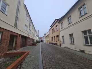 Gehweg mit Strasse und Gebäuden in Brandenburg an der Havel  - Bild von einem Tagesausflug