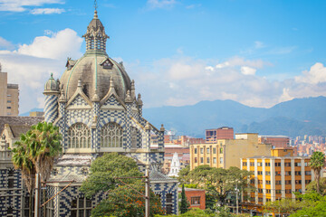 Hermosa y colorida fotografía de la ciudad de Medellín, Colombia. © Luis