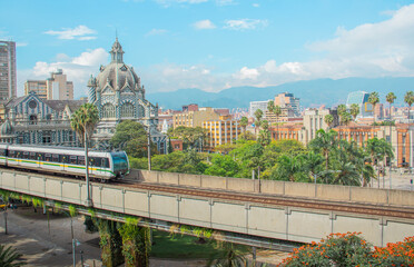 Hermosa y colorida fotografía de la ciudad de Medellín, Colombia. © Luis