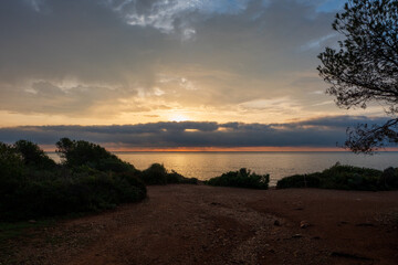 Sonnenaufgang am Mittelmeer im Naturpark Serra d'Irta bei Alcossebre, Provinz Castellón, Autonome Gemeinschaft Valencia, Spanien