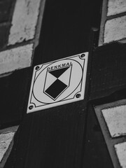 denkmal zeichen emblem auf fachwerk