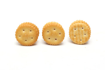 白背景の苺ジャムを挟んだクラッカー