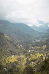 Preciosa fotograf&iacute;a panor&aacute;mica de un paisaje natural tomada en el eje cafetero en Colombia.