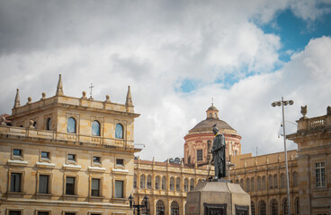 Hermosa fotografía de la catedral de Bogotá en la plaza de Bolivar.
