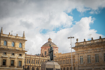 Fototapeta premium Hermosa fotografía de la catedral de Bogotá en la plaza de Bolivar.