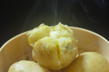 湯気の立ち昇るじゃがバター