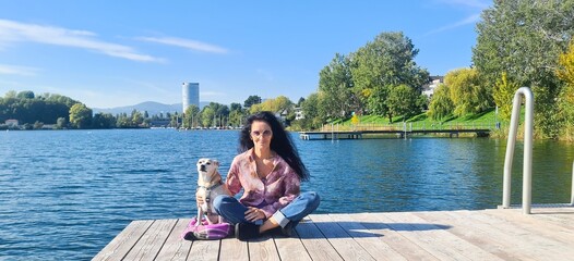Frau mit ihrem Hund am Steg