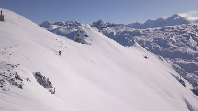 Skieur dans poudreuse profonde