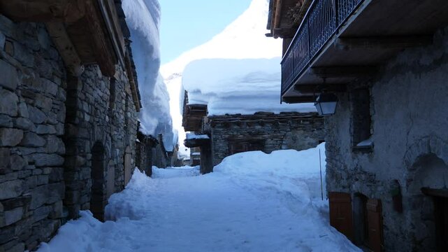 Rue village en pierre enneig&eacute;