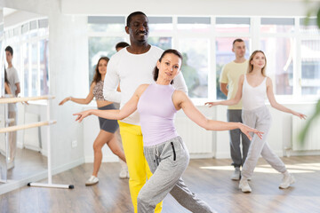 Obraz premium Adult man and young girl dancing pair latino dance in dance hall