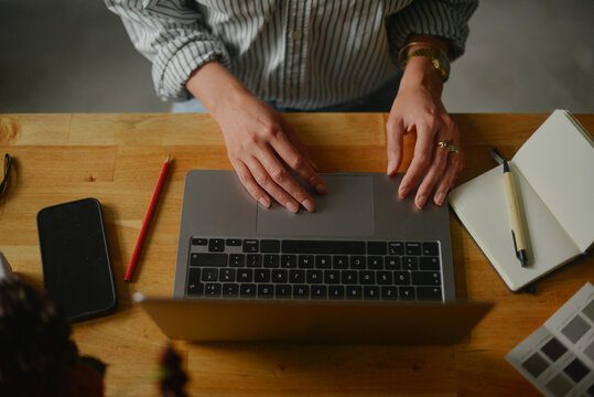 A anonymous woman hands in office