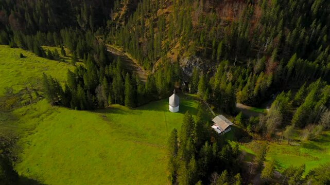 Katholische Bergkapelle Maria Hilf im Valepp, Gemarkung Deutschland, Bayern Luftaufnahme. Catholic mountain chapel Maria Hilf in Valepp, Germany, Bavaria Aerial view. Valepp Wasserfall