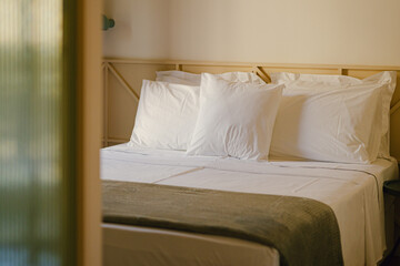 Cozy and inviting bedroom with a neatly made bed 