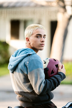 Blond e-biker Teen