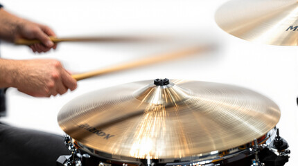 Obraz premium Dynamic Photograph of a Drummer Playing Cymbals in Action with Drumsticks Blurring Motion