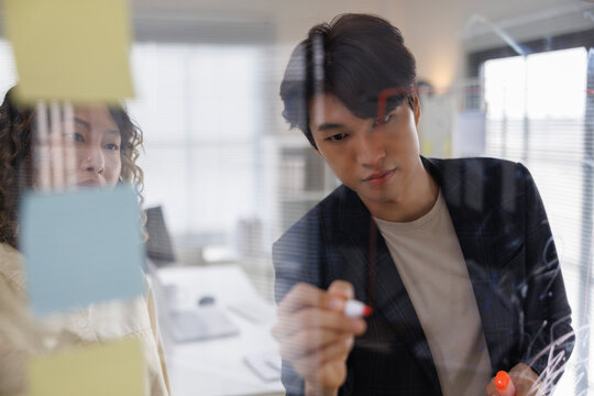Male and female colleagues brainstorming in meeting