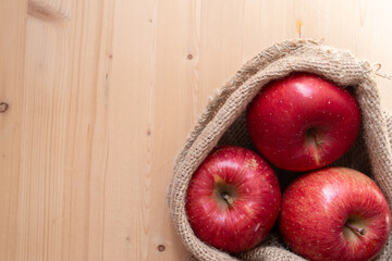 木目背景に美味しいリンゴ