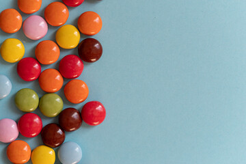青背景に並ぶカラフルなチョコレート