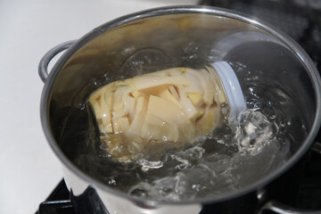 	筍の瓶詰めを作る様子
