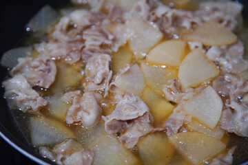 豚バラ大根を作る様子