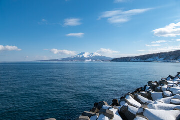 早春の快晴の青空をバックに駒ケ岳の風景を撮影