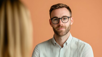 Obraz premium Photograph depicting a thoughtful mentoring session where a young professional is receiving focused guidance empathetic listening and genuine understanding from an experienced mentor