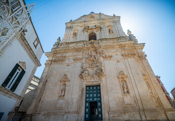 Obraz premium Martina Franca, Puglia, Italia: Vista diurna de la Piazza Plebiscito y la Catedral st. Martín