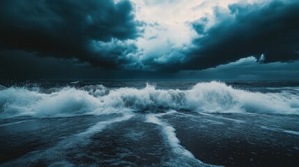 Obraz premium Ocean Storm: Dramatic Waves Crashing Under a Dark Sky
