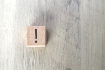 木製ブロックにびっくりマーク