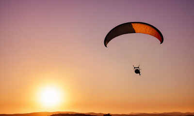 패러글라이딩 노을 태양 하늘