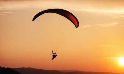 패러글라이딩 노을 태양 하늘
