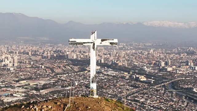 Un video que muestra la cruz de renca, en Renca Santiago de Chile, cerro de Renca, al ir subiendo el drone se ve toda la ciudad de santiago.