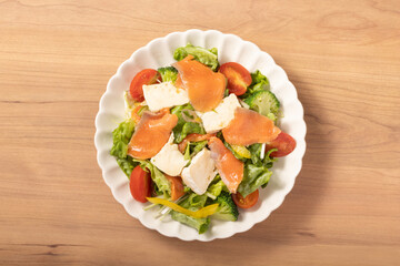 スモークサーモンとクリームチーズのサラダ