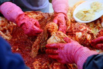 2024년 겨울, 한국의 전통음식인 김치를 여러사람이 모여 담그는 행사