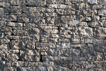 Muro con graffi e rilievi