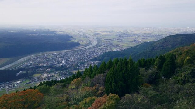 獅子吼高原から望む手取川 - ドローン空撮映像

石川県の獅子吼高原から、山の上空を飛行するドローンで捉えた4K映像。眼下には手取川が蛇行しながら広がり、その壮大さと自然の息吹を存分に感じられます。高原から川までの地形の変化が美しく映し出され、季節の彩りと大自然のスケールを表現。観光やドキュメンタリー映像、地域プロモーションに最適な素材です。