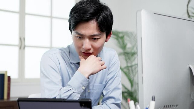 パソコン作業のトラブルで困るビジネスマン