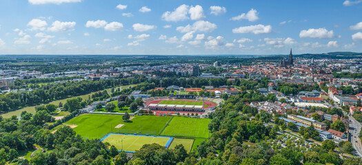 Die Friedrichsau, grüne Lunge der Stadt Ulm an der Donau im Luftbild