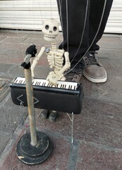 Títere de calavera tocando los teclados 