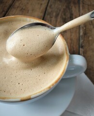 Taza de café espumoso, calientito 