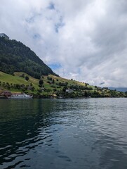 lago de lucerna y una montagna