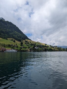 lago de lucerna y una montagna