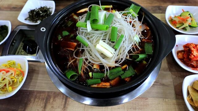 맛있는 한국 음식인 소고기 전골의 모습입니다.