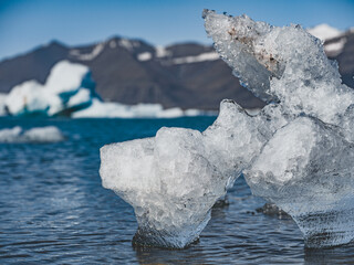 Sculptures naturelles de glace dans le lagon de Jökulsárlón, Islande